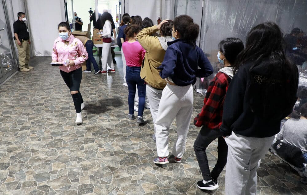 Niñas migrantes en la instalación de Donna, Texas. Fotos oficiales de la CBP. - Este artículo habla sobre una encuesta popular que se realizará para mejorar los servicios de inmigración. 