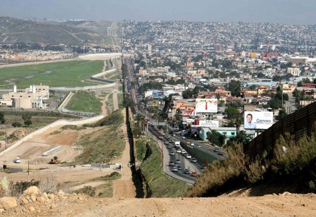 En la noticia se informa sobre el plan para acelerar los casos legales de las familias que llegan a la frontera México Estados Unidos. La imagen es una foto de esta frontera. 
