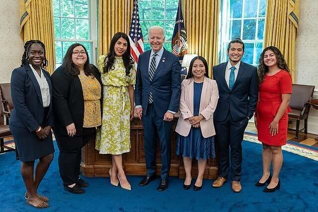Permiso de trabajo DACA: conoce tus derechos y evita la discriminación 2 En esta nota informamos sobre los derechos de quienes tienen permiso de trabajo DACA. La imagen es del presidente Biden junto a un grupo de Dreamers en el mes de Mayo.
