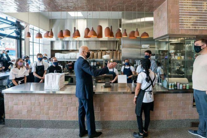 La Reforma Migratoria de Biden recibe apoyo de los empresarios 3 Esta nota es sobre el apoyo de los líderes empresariales a la Reforma Migratoria de Biden. La imagen es del presidente Biden junto a trabajadores gastronómicos.
