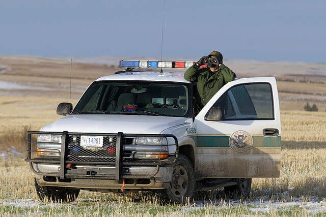 Nota sobre el aumento de la deportación rápida en la frontera. La foto es de un vehículo de la Patrulla Fronteriza.