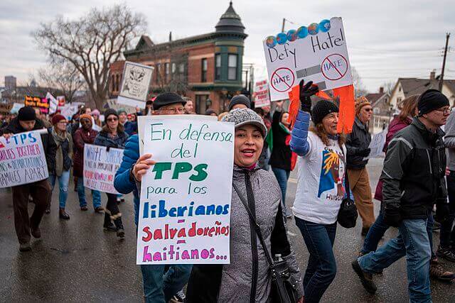 La nota es sobre la renovación del TPS para Honduras y otros 5 países. La imagen es de una protesta en favor de los Migrantes.