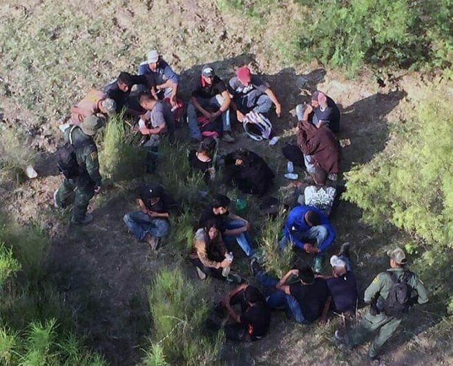 Nota sobre los abusos que sufren muchos inmigrantes cruzando la frontera. La imagen es de la frontera México-Estados Unidos.