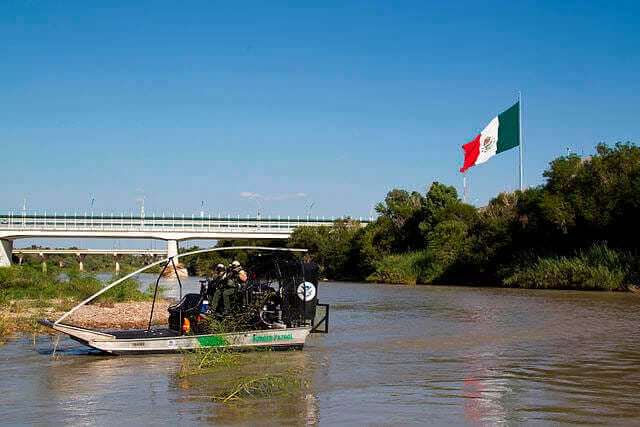 Nota sobre el posible restablecimiento del programa Remain in Mexico. La imagen es de la frontera.