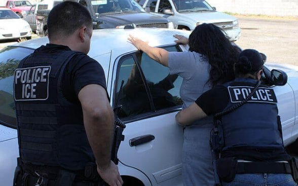 Nota respondiendo la pregunta "Cómo saber si tengo orden de deportación". La imagen es de los agentes de ICE.