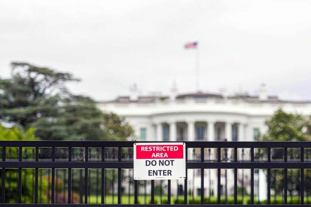 La Casa Blanca con una valla que dice "No pasar"