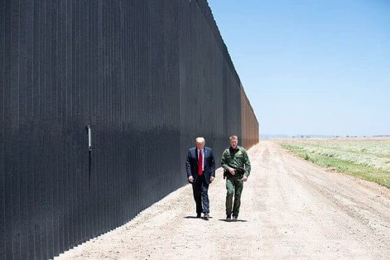 Nota sobre las nuevas obras a realizarse en el muro fronterizo. La foto es de Trump y un agente de la CBP junto al muro.