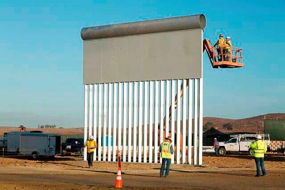 Nota sobre las nuevas obras a realizarse en el muro fronterizo. La foto es de cuando el mismo se encontraba en construcción.