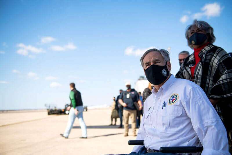 Greg Abbott desafía al gobierno y envía inmigrantes en Texas a NY 2 inmigrantes en texas son enviados a ny