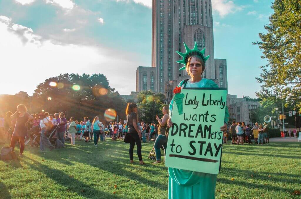 Manifestante defendiendo los derechos de los Dreamers beneficiados por el programa DACA 2022