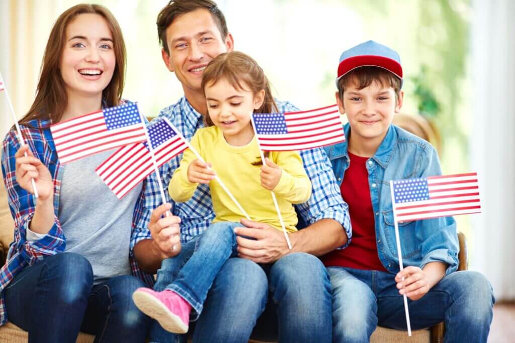 Familia feliz gracias a la Cancelación de Deportación y ajuste de estatus
